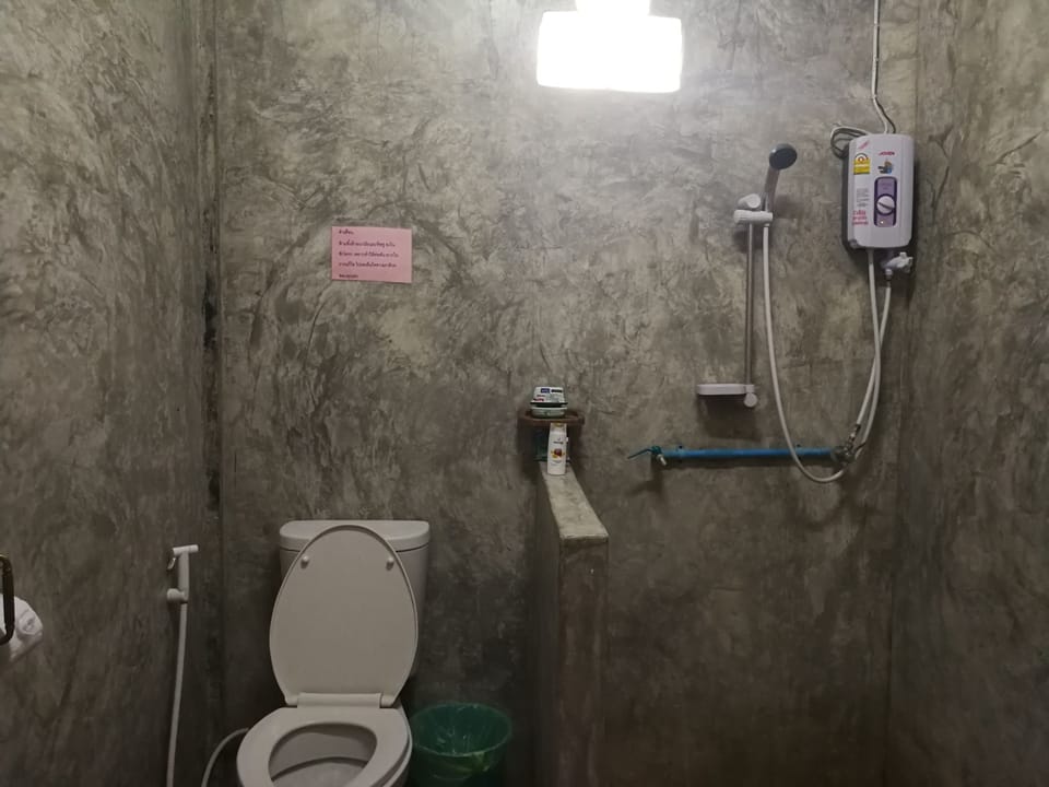 Bungalow Double Room | Bathroom | Shower, free toiletries, towels