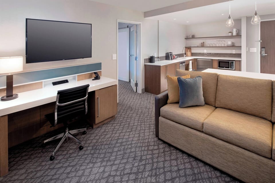 Premium bedding, in-room safe, desk, blackout drapes