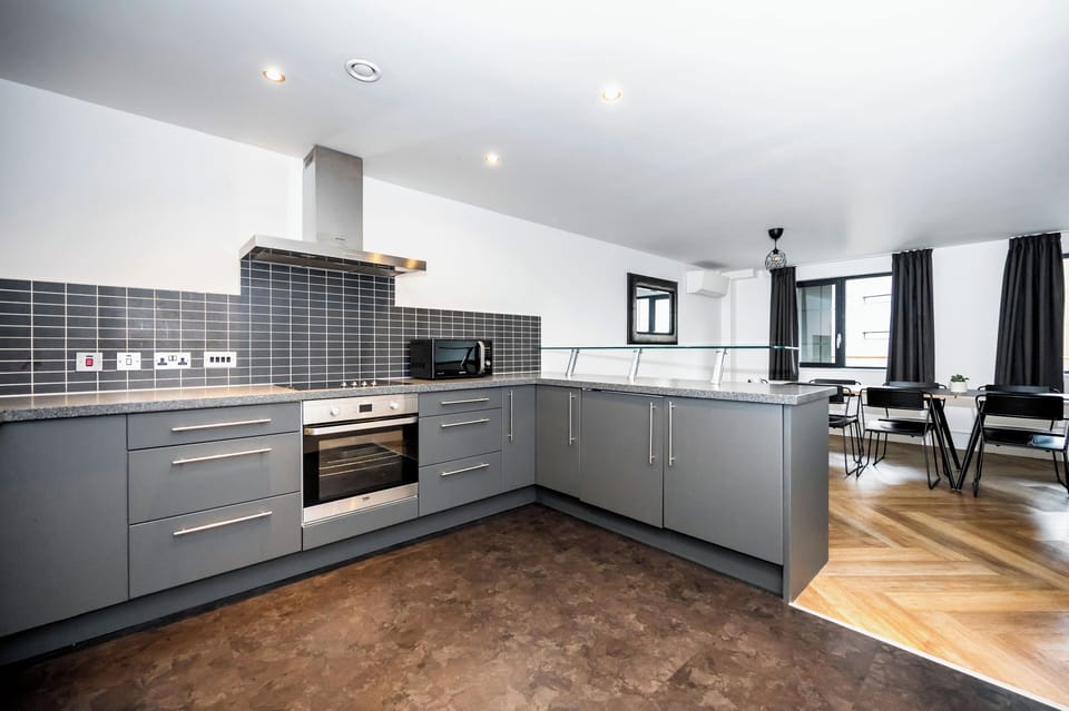 City Apartment | Private kitchen | Fridge, microwave, stovetop, dishwasher