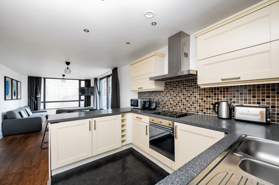 City Penthouse | Private kitchen | Fridge, microwave, stovetop, dishwasher