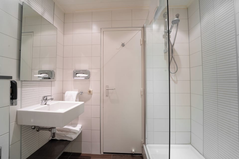 Classic Twin Room | Bathroom | Free toiletries, hair dryer, towels, shampoo
