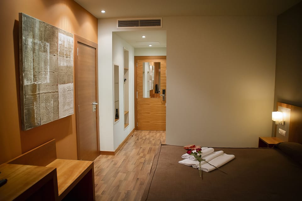Premium bedding, desk, blackout drapes, soundproofing