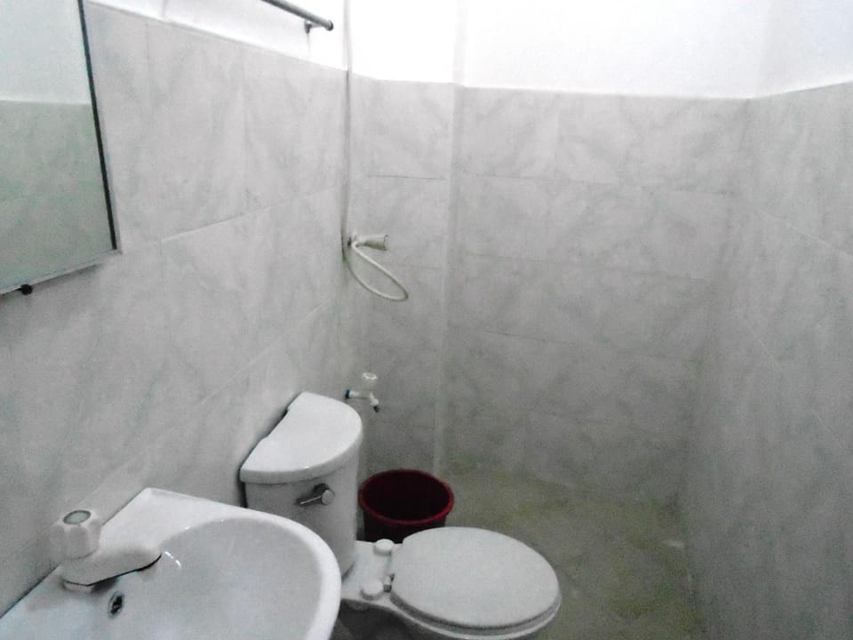 Shower, rainfall showerhead, free toiletries, towels