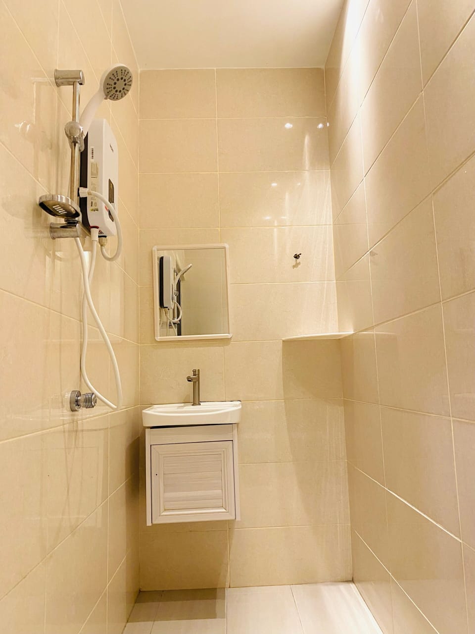 Standard Room, 1 Queen Bed, No Windows | Bathroom | Shower, free toiletries