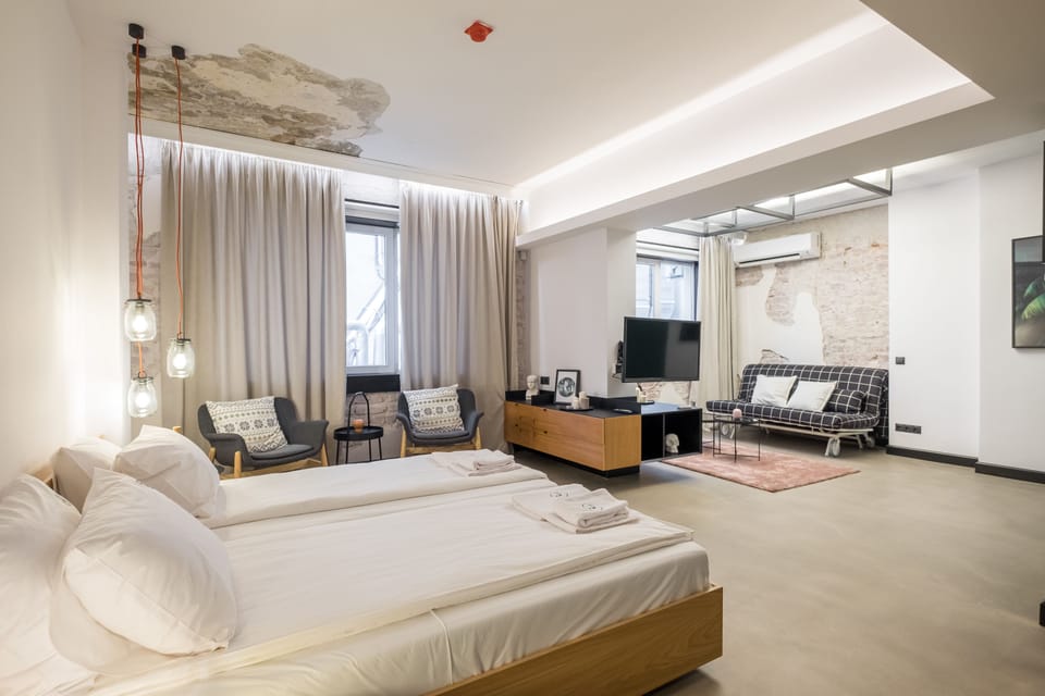 Deluxe Studio | Premium bedding, blackout drapes, iron/ironing board, free WiFi