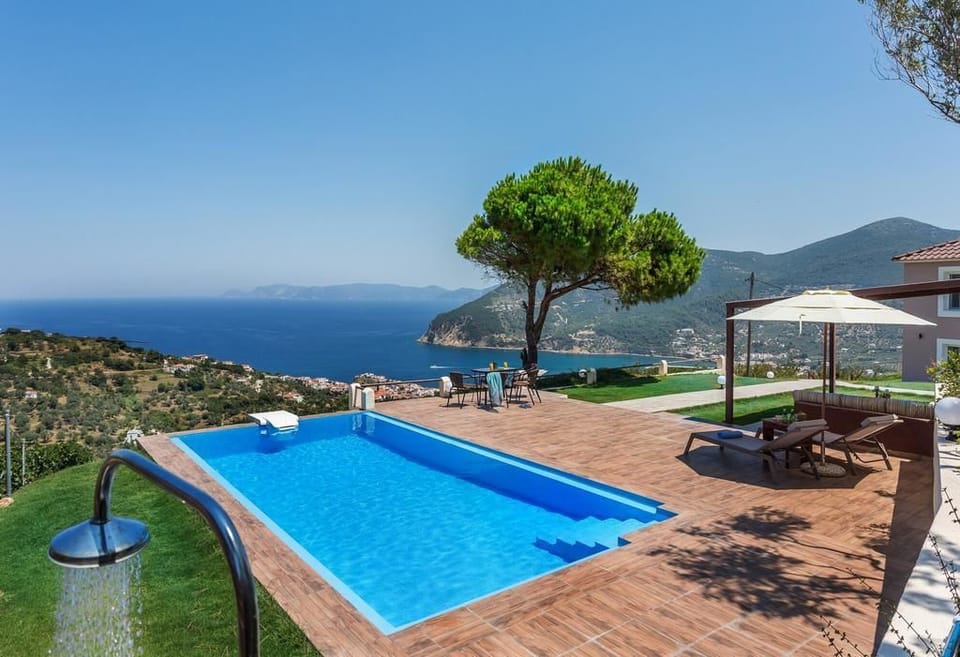 Outdoor pool, pool umbrellas, sun loungers