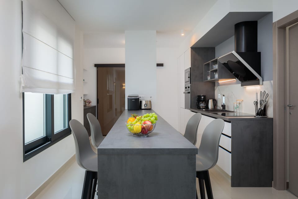 Luxury Apartment, 4 Bedrooms, Sea View, Beachside | Private kitchen | Full-size fridge, microwave, oven, stovetop