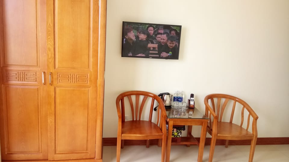 Deluxe Double Room | Living area | 32-inch LED TV with cable channels, TV