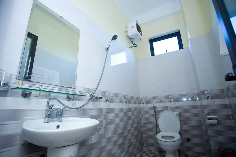 Deluxe Mixed Dorm Bed | Bathroom sink