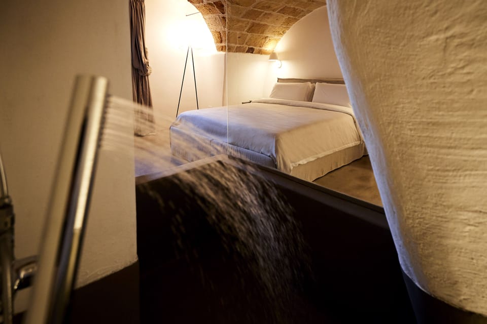 Aquapietra, double deluxe con vasca | In-room safe, individually decorated, individually furnished, desk