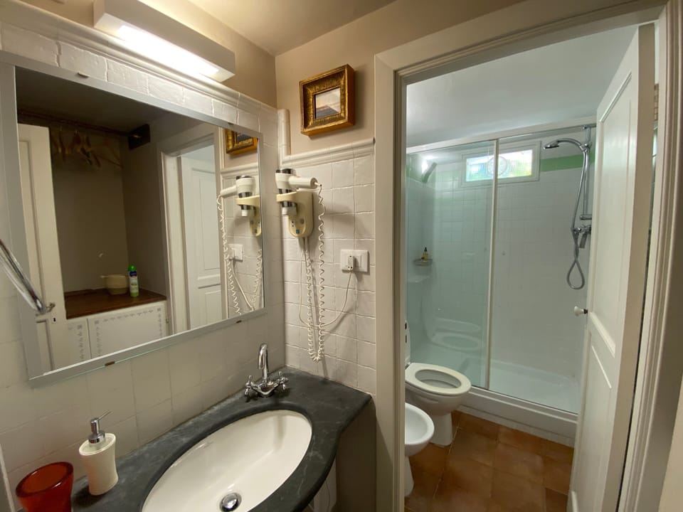 Basic Double or Twin Room, Garden View | Bathroom | Shower, towels