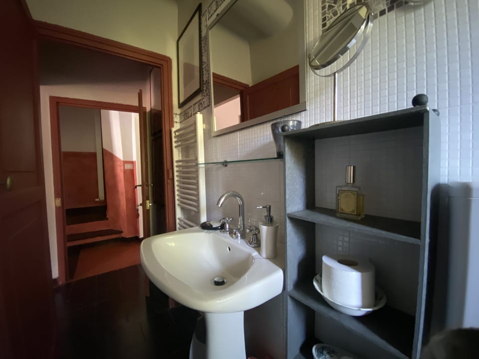 Basic Double Room | Bathroom | Shower, towels