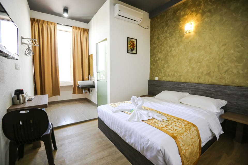 Superior Room, 1 Queen Bed | Desk, iron/ironing board (on request), WiFi (free), bed sheets
