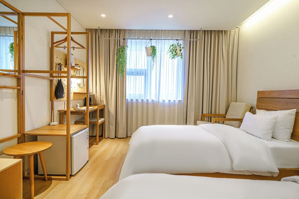 Deluxe Twin Room | Desk, soundproofing, WiFi (free), bed sheets