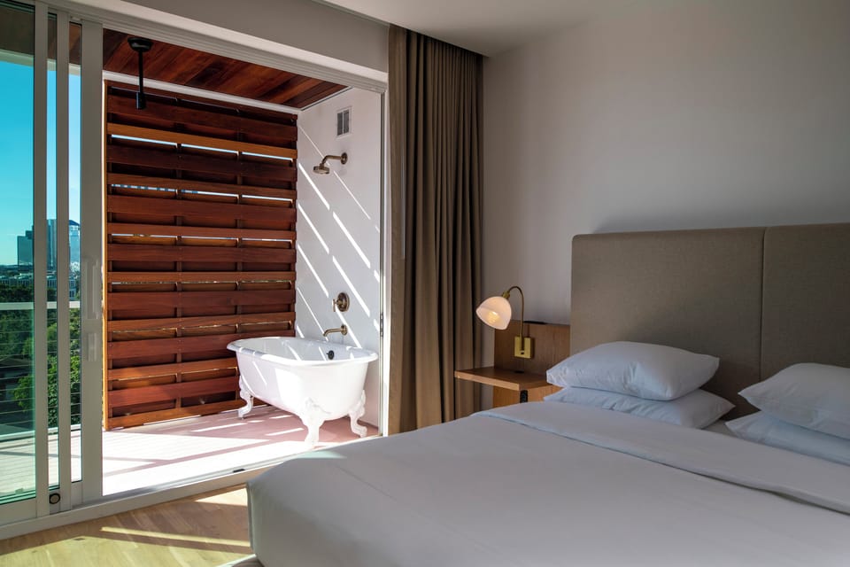 Deluxe Studio Suite, 1 King Bed, Smoking, Balcony | Premium bedding, down comforters, pillowtop beds, minibar