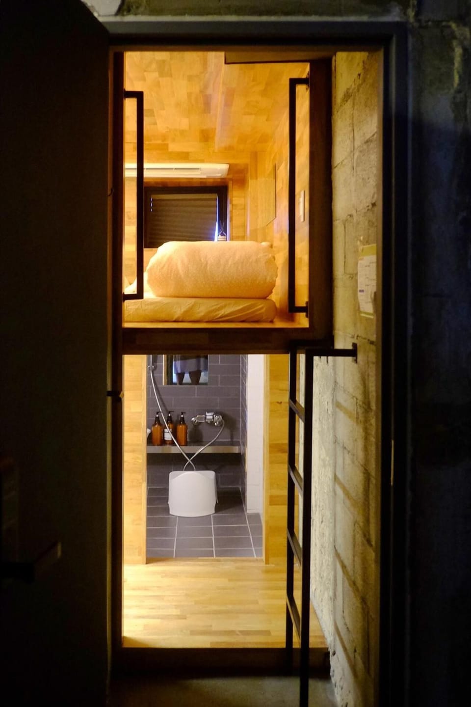 Shower, rainfall showerhead, free toiletries, hair dryer