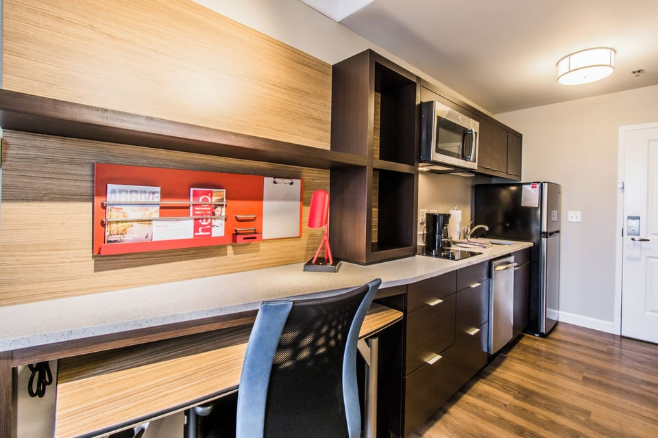 Full-size fridge, microwave, stovetop, dishwasher