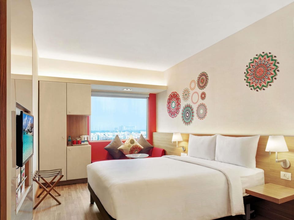 Standard Room, 1 Queen Bed | Hypo-allergenic bedding, memory foam beds, in-room safe, desk