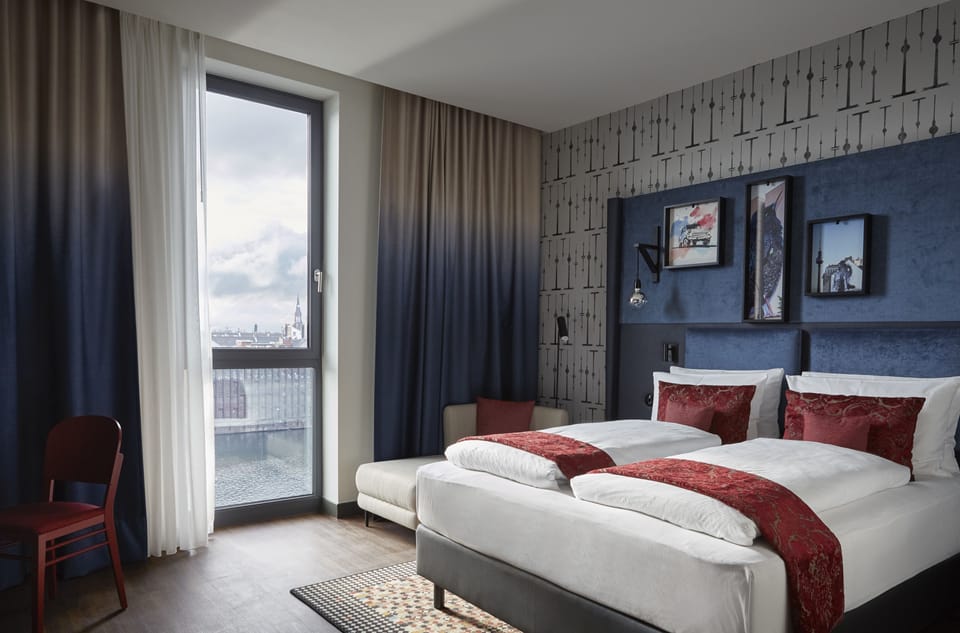 Standard Room, 1 Queen Bed (East Side Gallery View) | Minibar, in-room safe, desk, laptop workspace