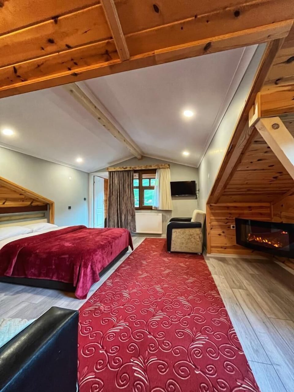 Standard Triple Room, Balcony | In-room safe, soundproofing, free WiFi, bed sheets