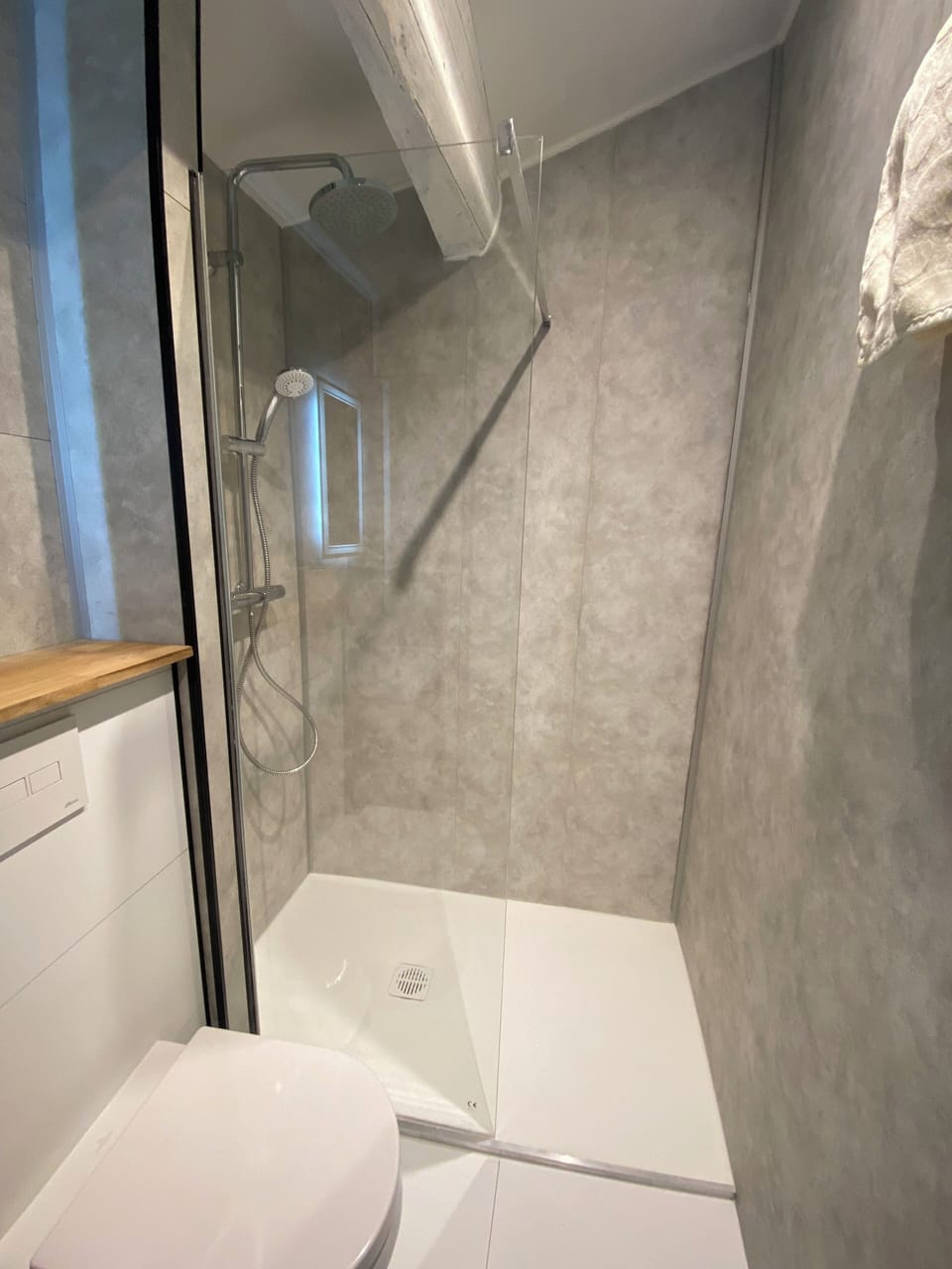 Family Room | Bathroom | Shower, free toiletries, hair dryer, towels