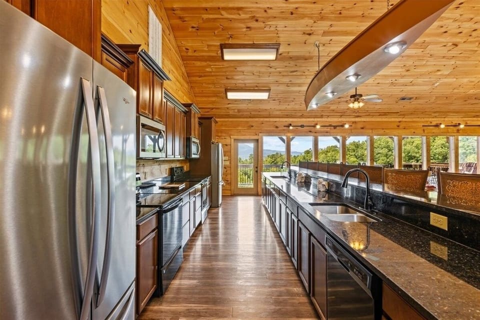 Cabin, Multiple Bedrooms | Private kitchen | Coffee/tea maker, fridge, oven, toaster
