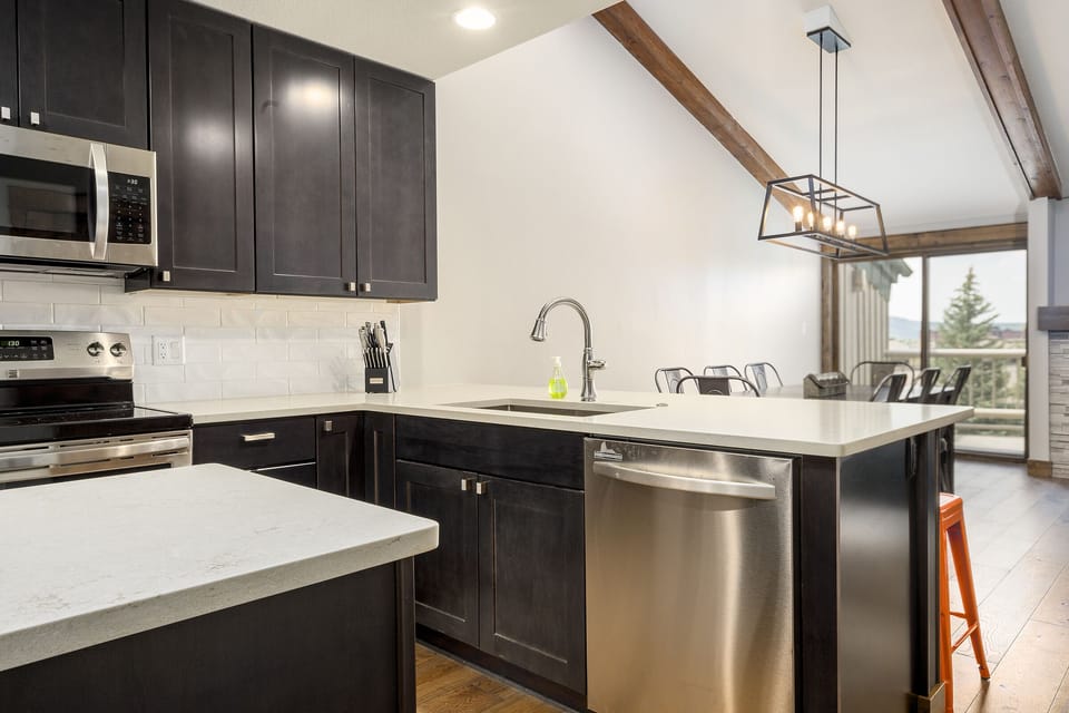 Townhome, 3 Bedrooms | Private kitchen | Fridge, microwave, oven, dishwasher