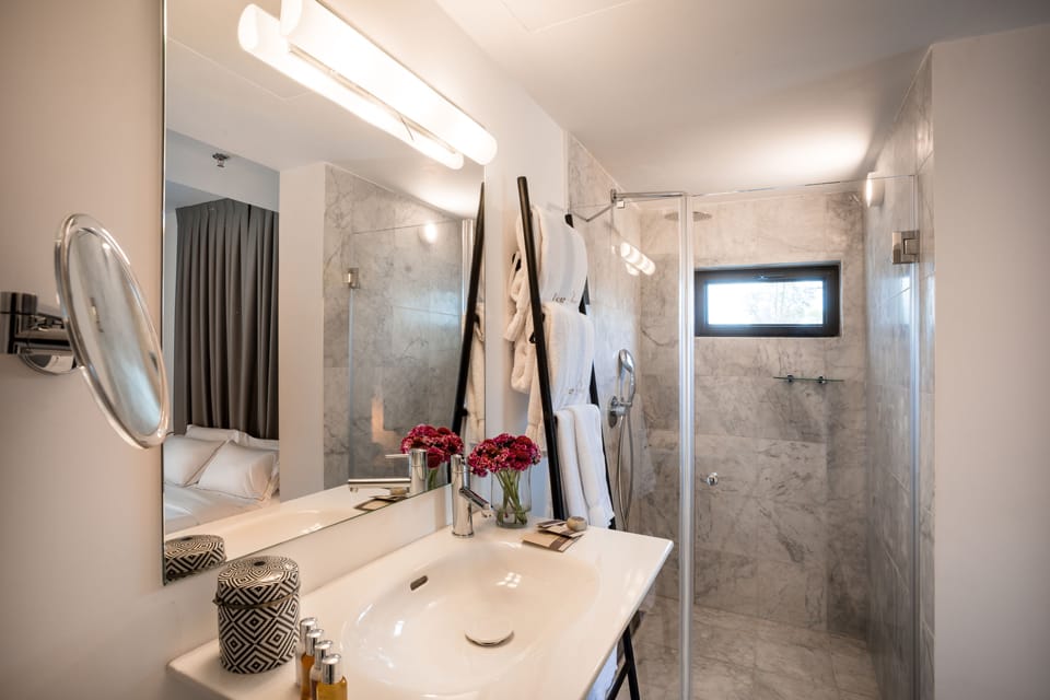 Business Single Room | Bathroom | Designer toiletries, hair dryer, bathrobes, slippers