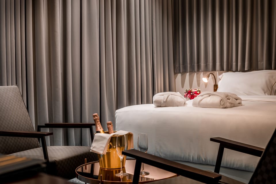 Deluxe Suite | Minibar, in-room safe, desk, blackout drapes