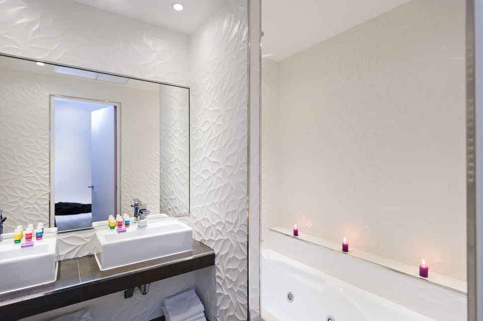 Bathroom sink