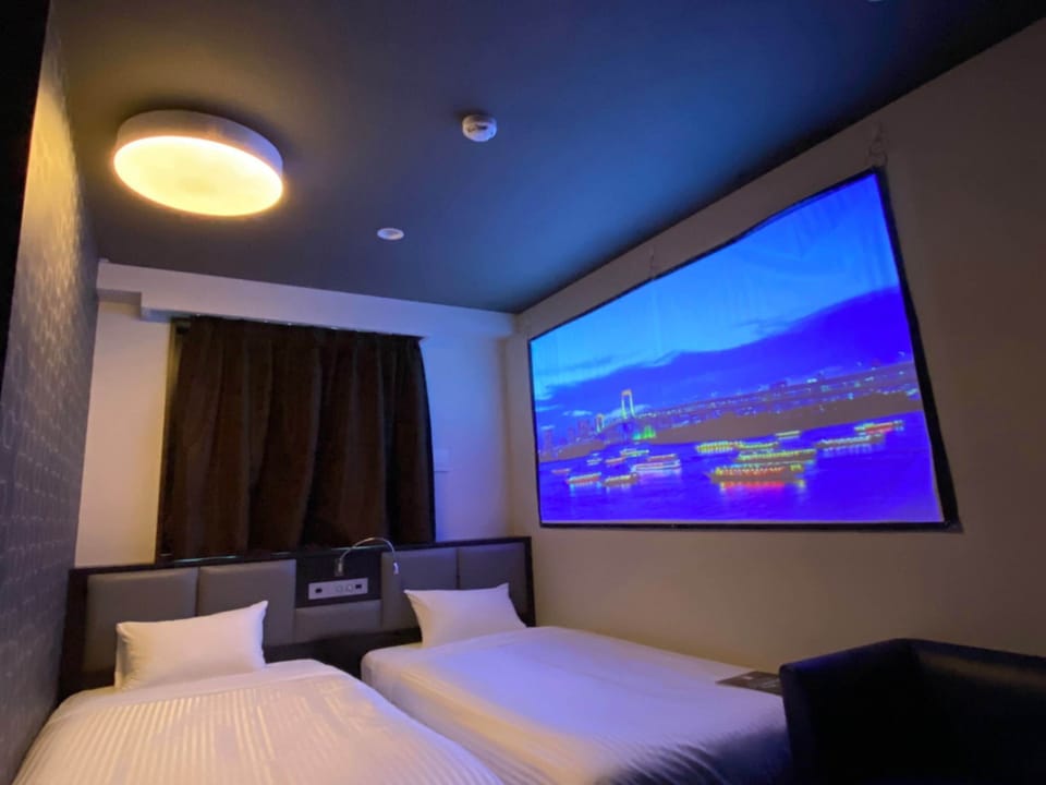 Hollywood Twin Room, Non Smoking | Desk, free WiFi