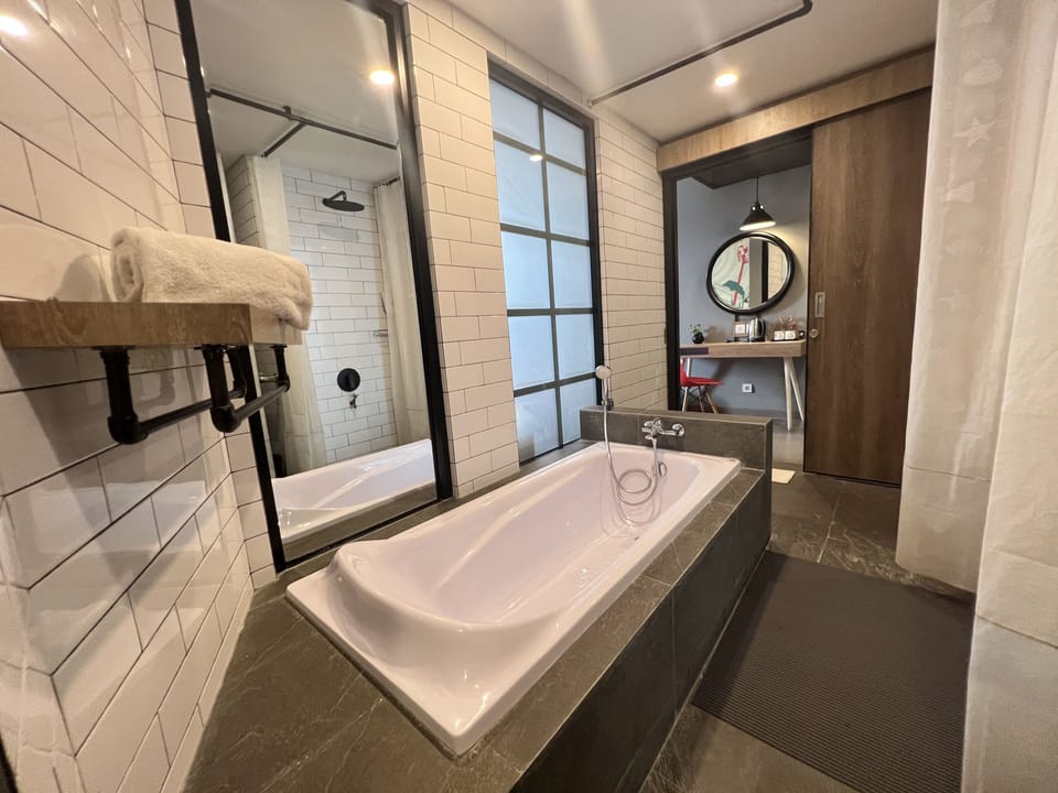 Suite | Bathroom | Shower, free toiletries, hair dryer, bathrobes
