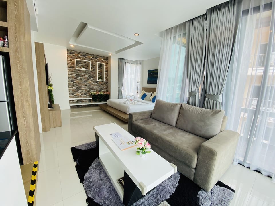 Deluxe Studio | Living area | Flat-screen TV