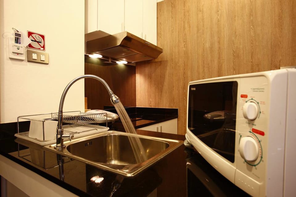 Deluxe Studio | Private kitchen | Full-size fridge, microwave, stovetop, coffee/tea maker