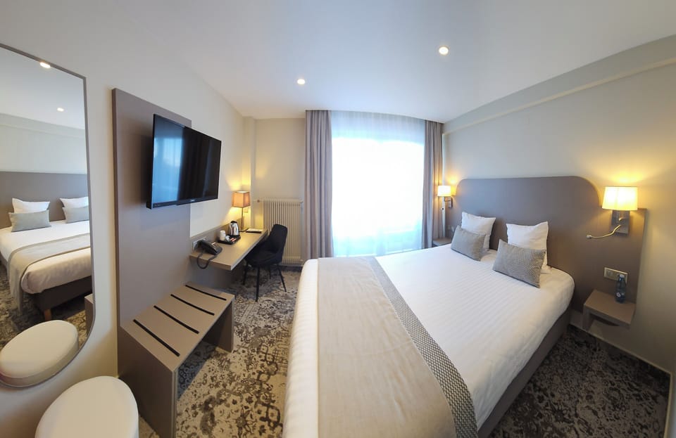 Comfort Room, 1 Queen Bed, Non Smoking | In-room safe, individually furnished, desk, blackout drapes