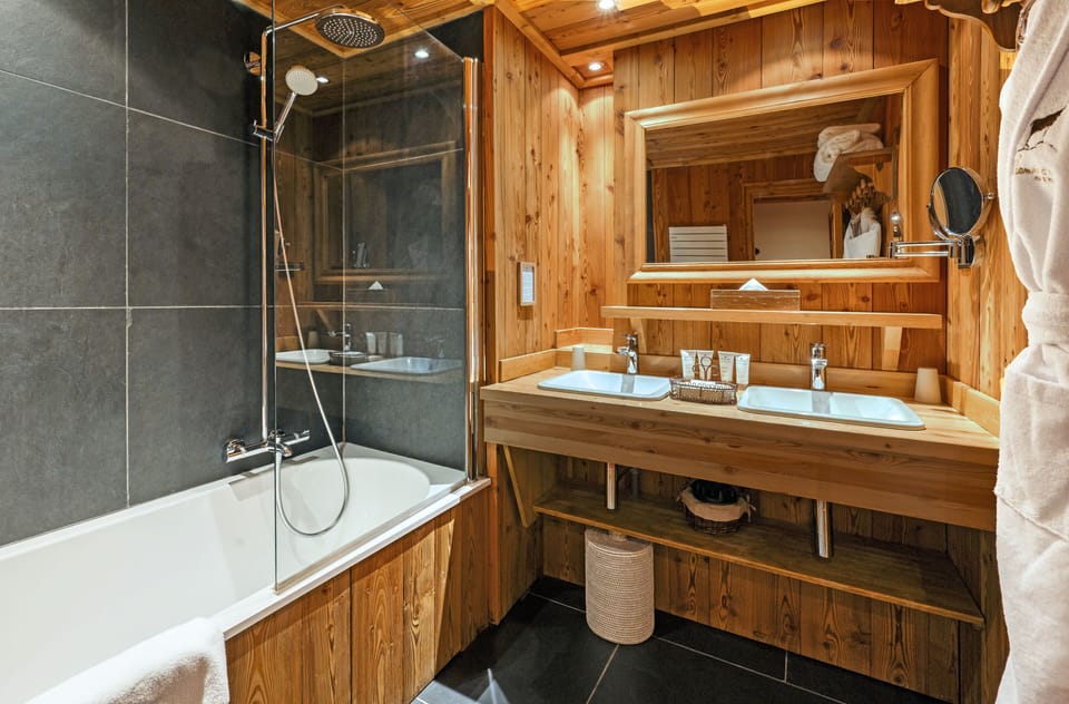 Family Room | Bathroom | Free toiletries, hair dryer, bathrobes, towels