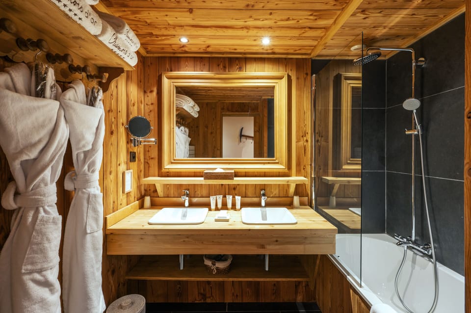 Chambre Privilège | Bathroom | Free toiletries, hair dryer, bathrobes, towels