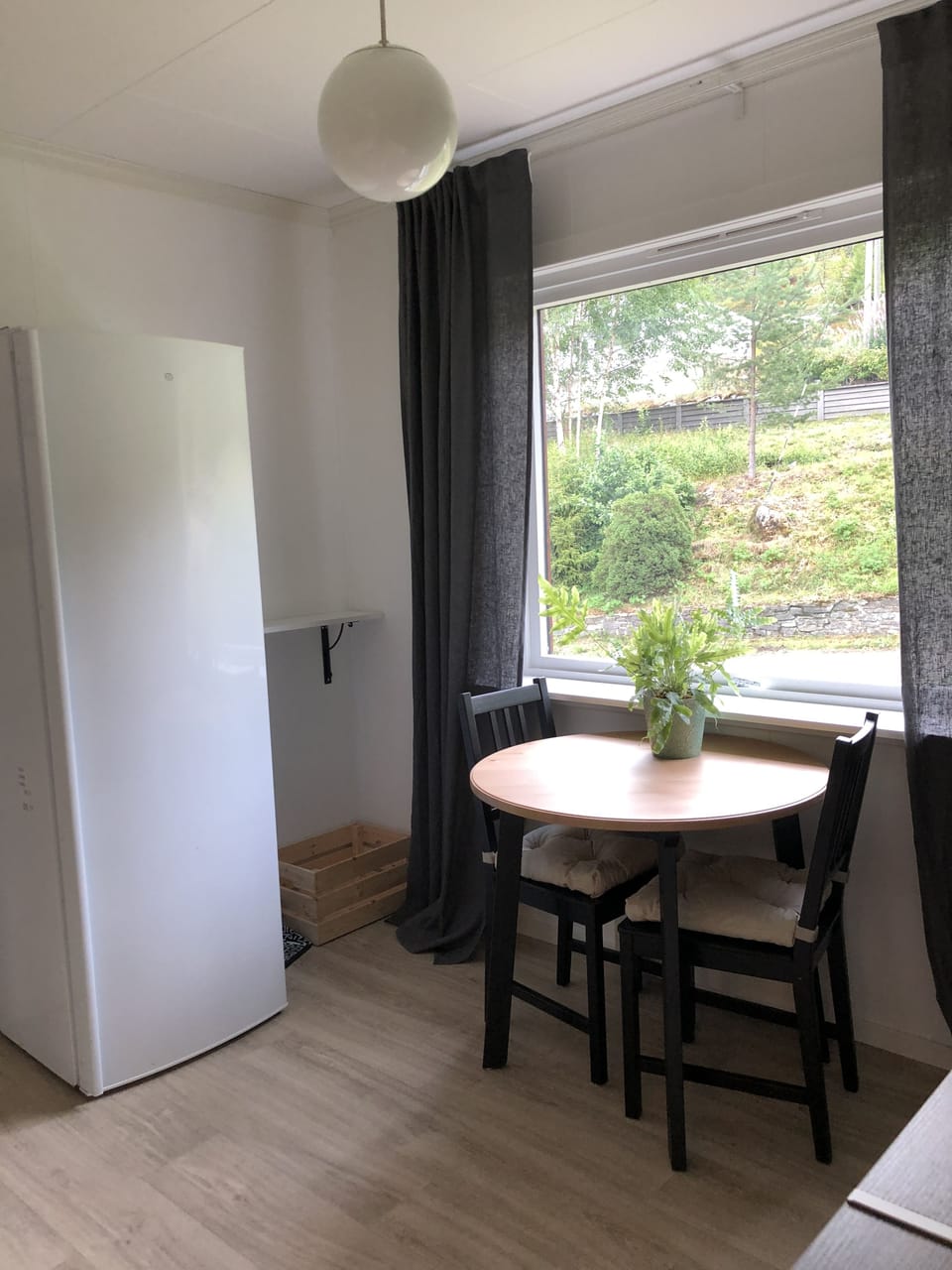 Full-size fridge, microwave, stovetop, dishwasher
