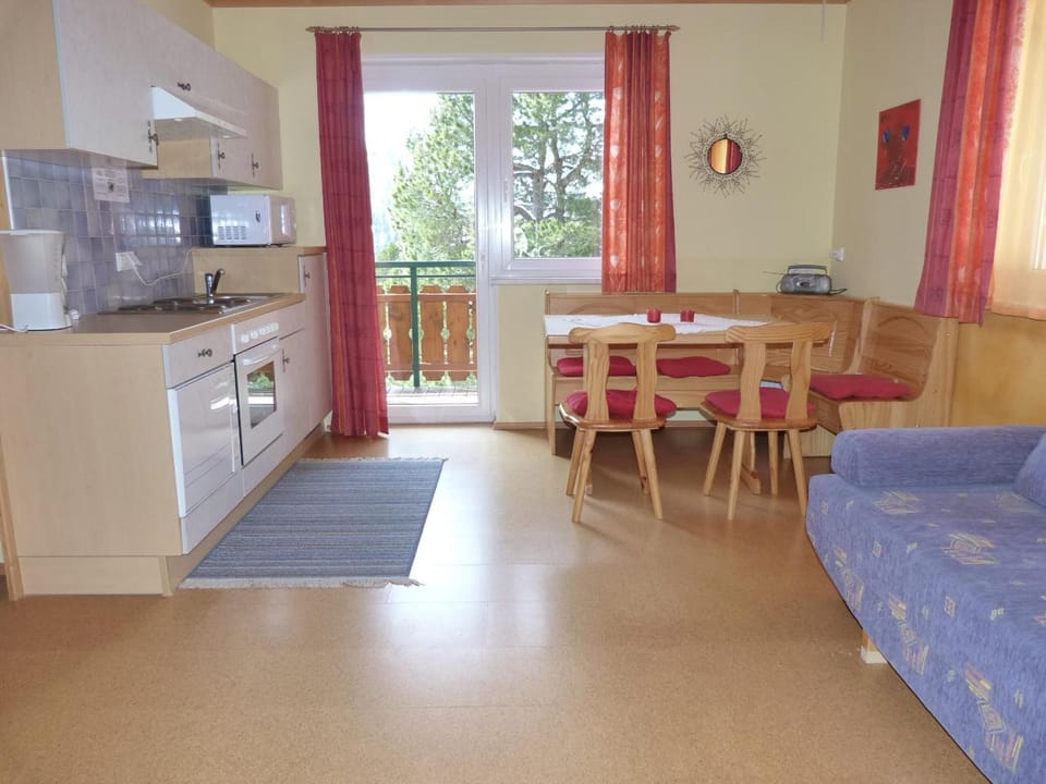 Full-size fridge, microwave, stovetop, dishwasher