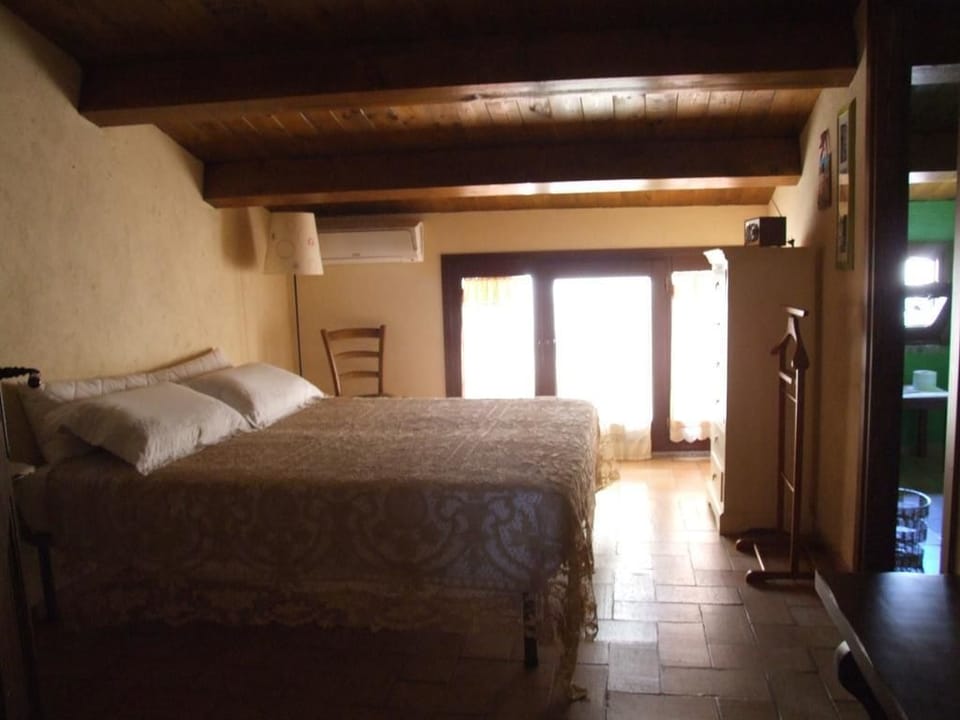 Basic Double Room, Ensuite | Desk, soundproofing, iron/ironing board, free WiFi