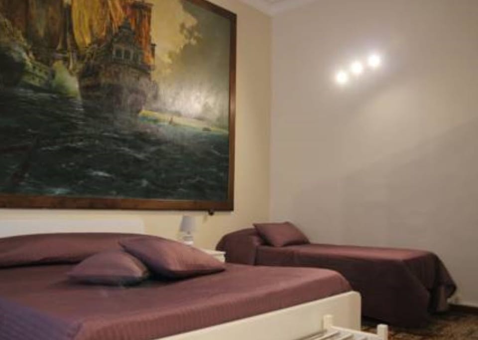 Triple Room | Desk, soundproofing, free WiFi, bed sheets