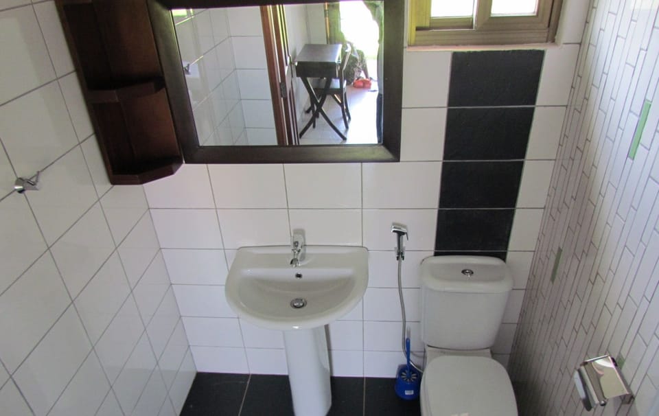 Shower, rainfall showerhead, free toiletries, slippers