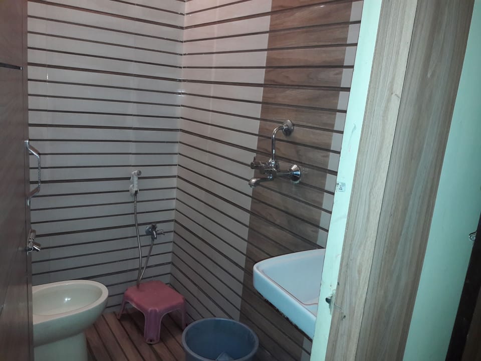 Deluxe Double Room, 1 Double Bed, Non Smoking | Bathroom | Shower