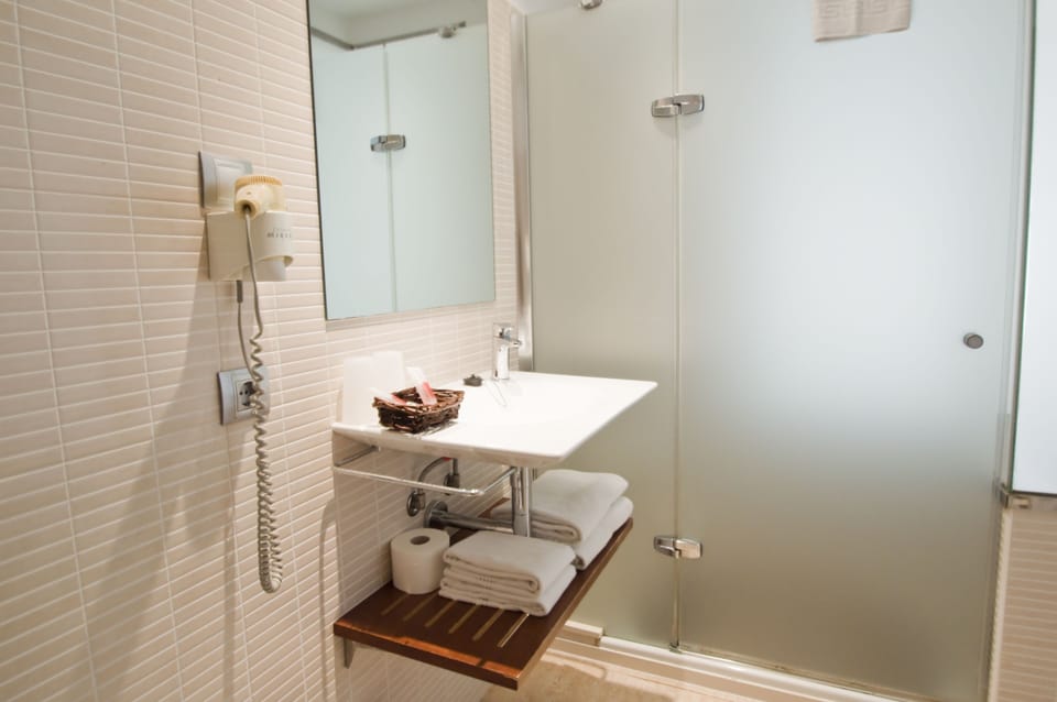 Double Room (Select) | Bathroom | Free toiletries, hair dryer, towels