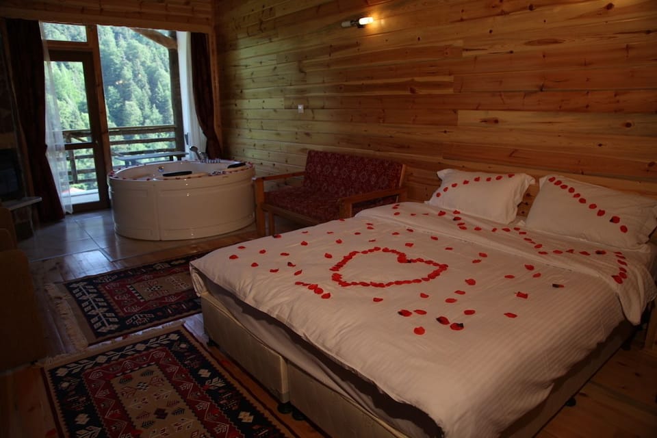 Suite, Jetted Tub | Minibar, desk, iron/ironing board (on request), bed sheets