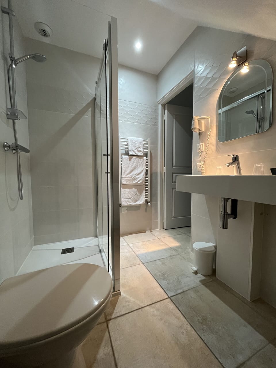 Standard Double Room | Bathroom | Free toiletries, hair dryer, towels