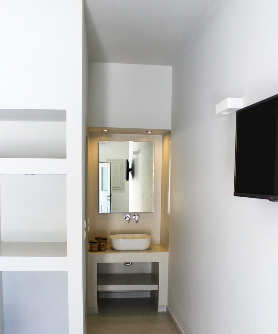 Executive Double Room, 1 Queen Bed, Non Smoking | In-room safe, desk, soundproofing, iron/ironing board