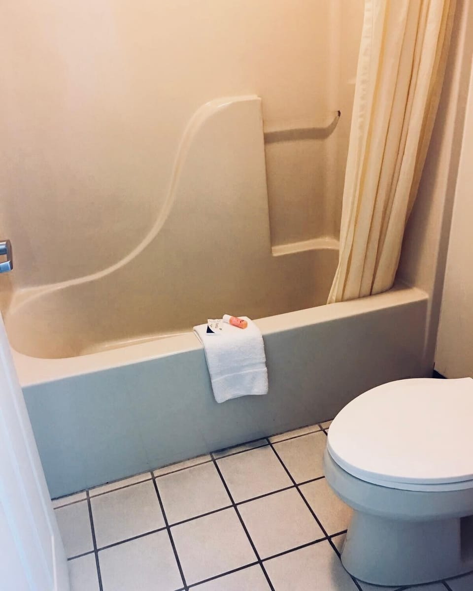 Combined shower/tub, deep soaking tub, free toiletries, towels