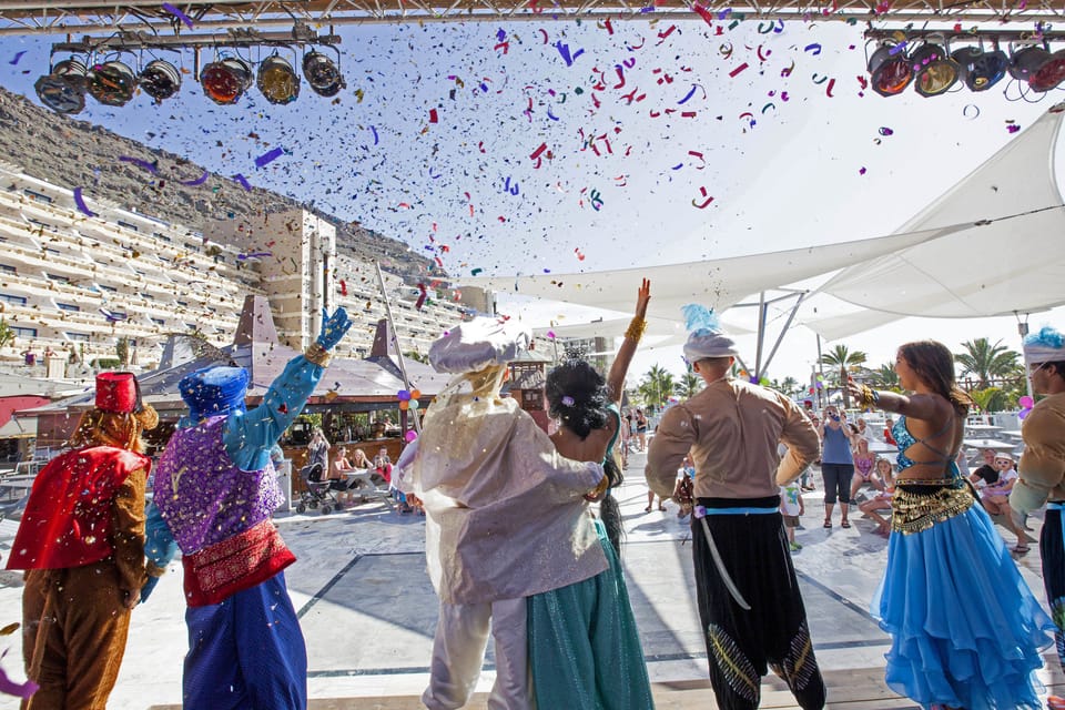 2 bars/lounges, poolside bar