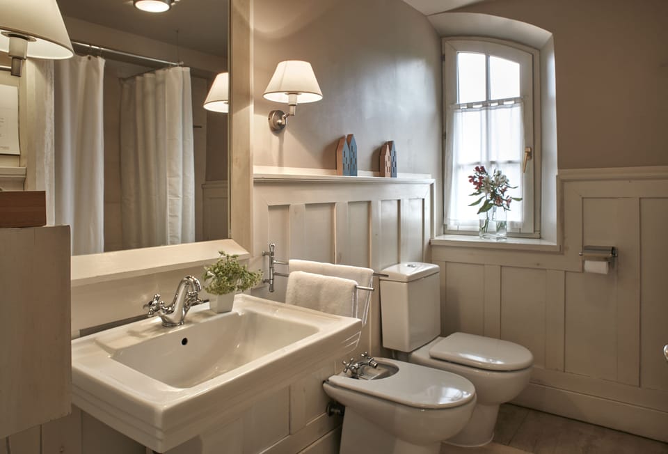 Double Room | Bathroom | Free toiletries, hair dryer, bidet, towels